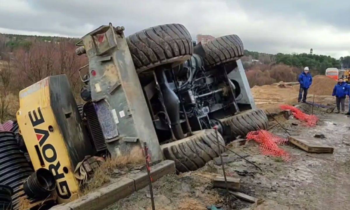 Строительный кран съехал в кювет на Киевском шоссе рядом с Обнинском, пострадал крановщик