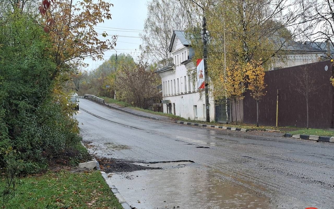 Жители Боровска жалуются на поврежденное дорожное покрытие на улице Коммунистическая.