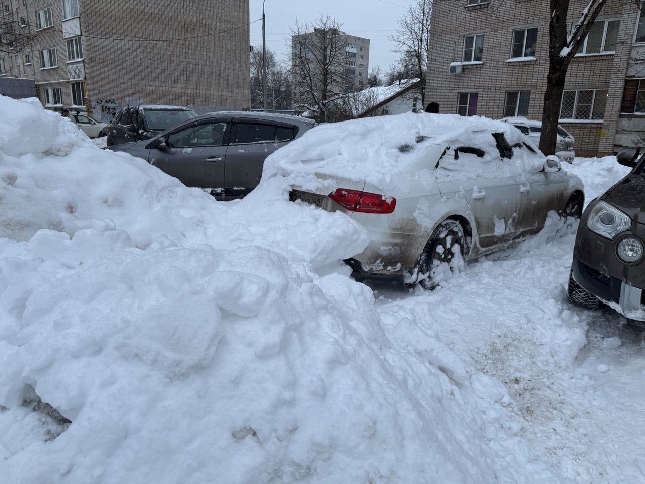 Управляющие компании только начинают вывоз снега на снежные свалки.

На административной планерке...