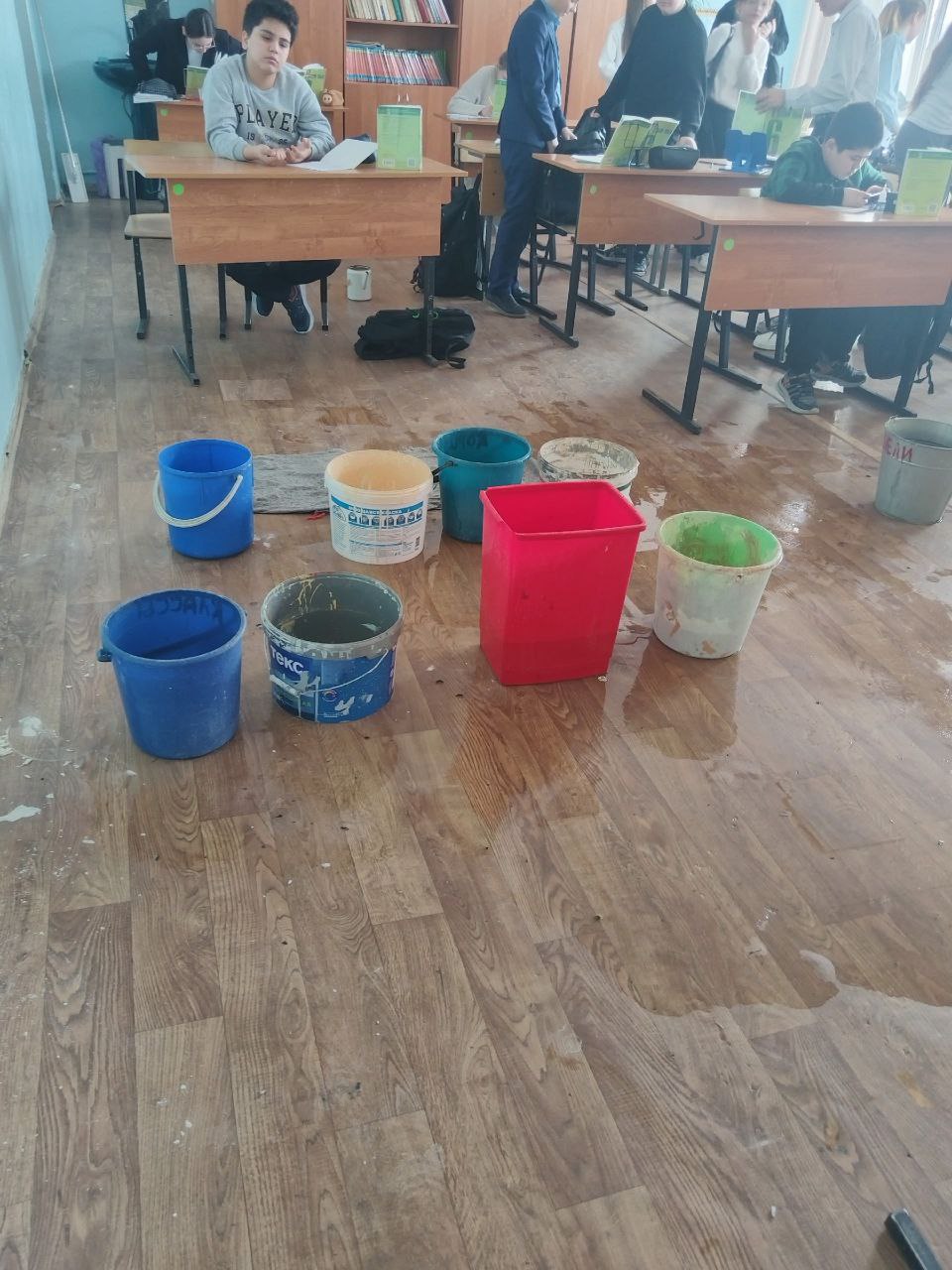 В Жукове школа имени Романова перешла на двухсменное расписание.

Причиной стали проблемы с крыше...