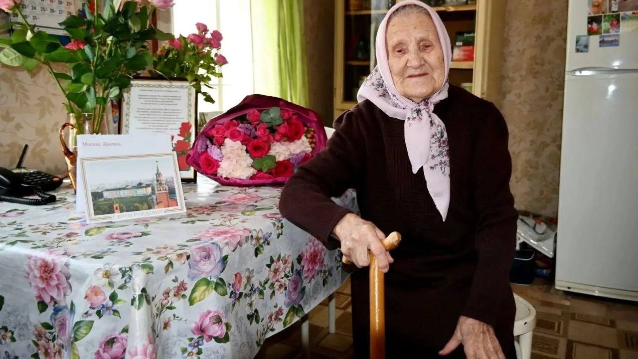 В Малоярославецком округе отпраздновали 104-летие Валентины Чудной. Глава округа Вячеслав Парфено...