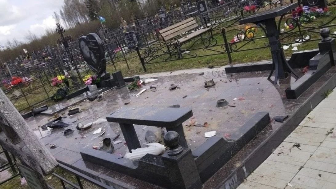 В Думиничах произошел инцидент: подростки повредили несколько могил на местном кладбище. Глава ок...