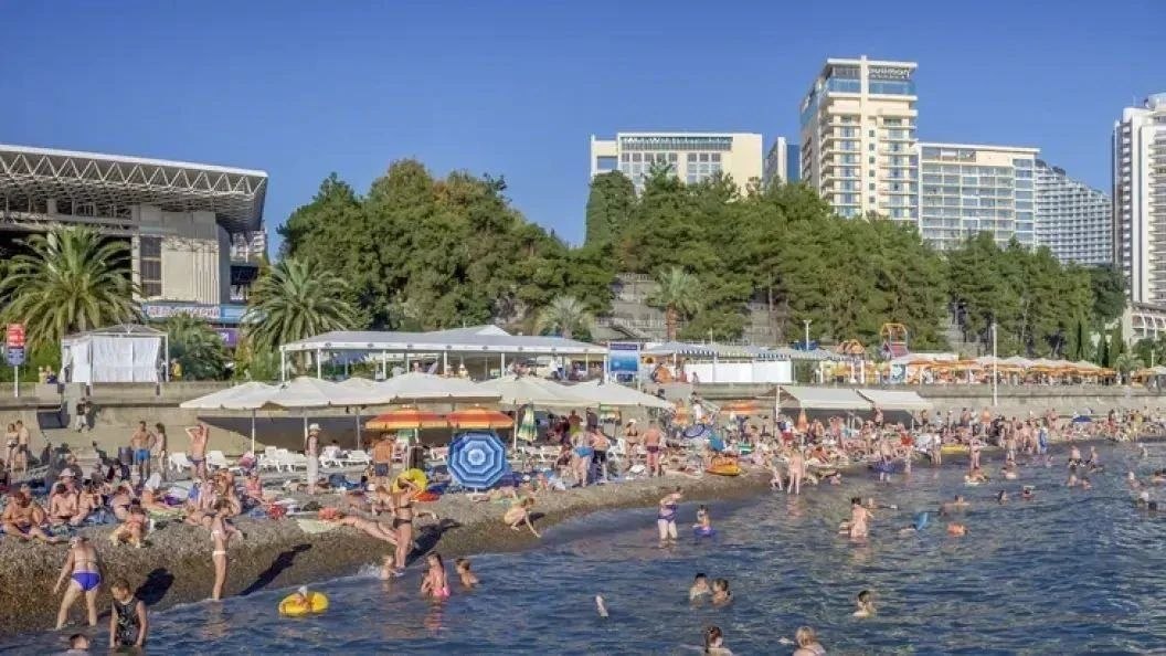 Жители Ялты встретили День города в непростых условиях. После июльских ударов ВСУ по объектам инф...