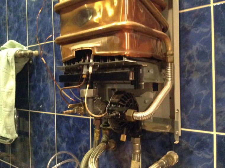 Политолог Фадеев просит губернатора помочь родителям – газовщики отказываются чинить колонку без ...