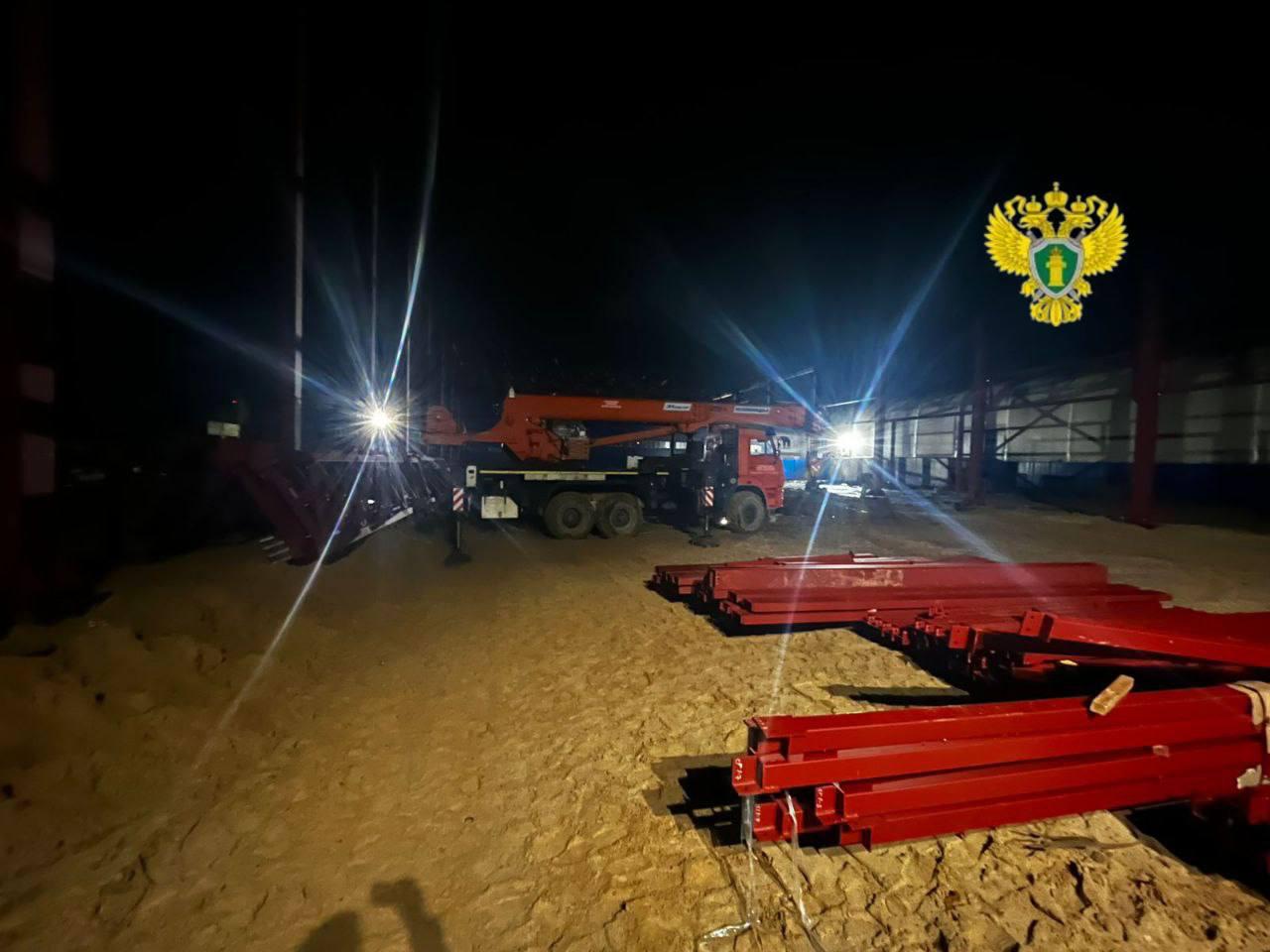 В Дзержинском округе трагедия: рабочего придавило деталью на стройке.

Мужчине, 40 лет, не повезл...