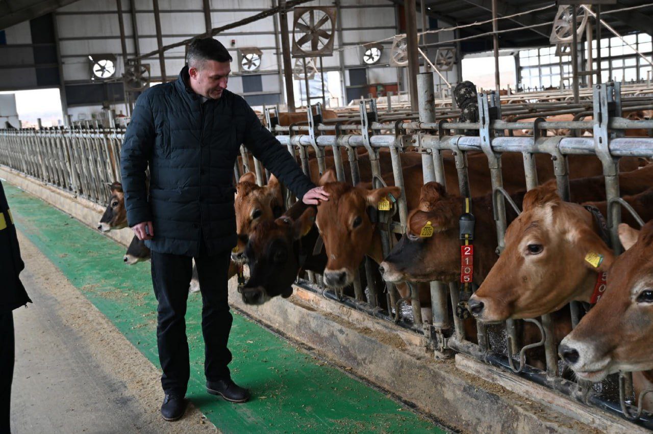 Вячеслав Парфенов заглянул на роботизированную ферму «Валов-групп» в Малоярославецком округе.

По...